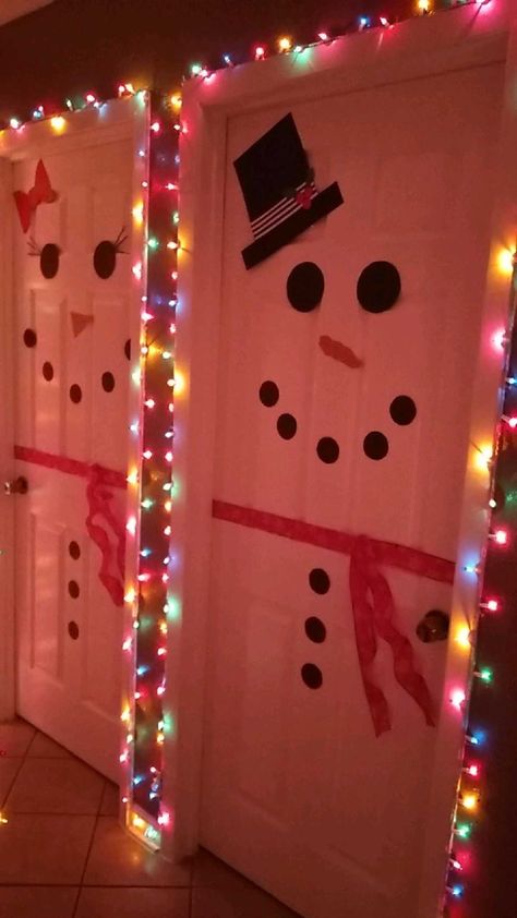 Cute Ways To Decorate For Christmas, How To Decorate Your Door For Christmas, Hallway Decorating For Christmas, Christmas Decor Ideas Apartment Small Cozy, Door Design For Christmas, Homemade Christmas Decorations For Room, Christmas Hallway Decoration, Christmas Indoor Door Decorations, Christmas Inside Door Decorations