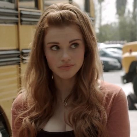 Faceclaims For Shifting, Lydia Martin Hair, Drew Core, Lydia Martin Icons, Lydia Aesthetic, Shifting Faceclaims, Lydia Martin Aesthetic, Baddie Books, Lydia Martin Hairstyles