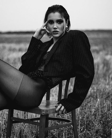 Autumn Fashion Shoot Editorial, Sultry Outdoor Photoshoot, Outdoor Model Shoot Poses, Moody Fashion Photography, Fall Model Photoshoot, Moody Editorial Photography, Moody Outdoor Photoshoot, Portfolio Photoshoot Ideas, Vogue Editorial Photography