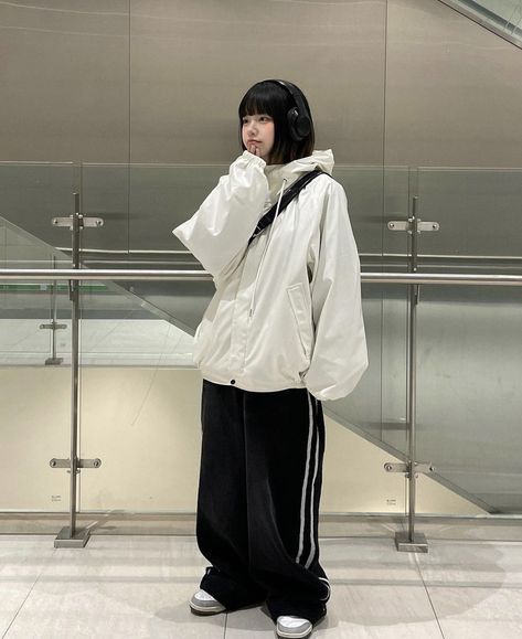 Korean Baggy Outfits, Tomboy Winter Outfits, Baggy Style Woman, Sportwear Outfit Woman, Sportwear Outfit, Korean Street Wear, Windbreaker Outfit, Baggy Clothes, Tomboy Outfits