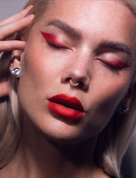 Todays look | red Red Monochromatic Makeup, Red Makeup Looks, Monochromatic Makeup, Rock Makeup, Artsy Makeup, Red Eye Makeup, Face Art Makeup, Linda Hallberg, Rave Makeup