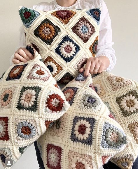 "How to Crochet a Blanket: Easy Designs" Crochet Core Aesthetic, Crochet Pillow Cases, Granny Blanket, Sac Diy, Crochet Pillow Pattern, Mode Crochet, Crochet Blanket Designs, Crochet Fall, Crochet Cushions