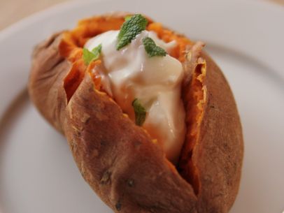 Baked Sweet Potato with Sour Cream and Mint Potato With Sour Cream, Microwave Sweet Potato, Cream Cheese Potatoes, Sweet Potato Toppings, Pumpkin Cream Cheese Pie, Cream Cheese Topping, Potato Toppings, Mint Recipes, Food Network Canada