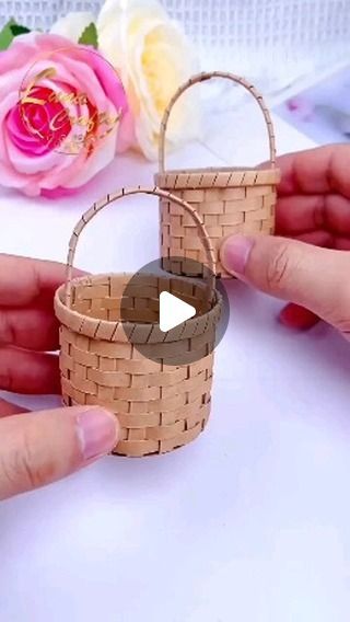 Diy Baskets Easy, Tiny Dollhouse, Mini Baskets, Godly Play, Mini Basket, Basket Crafts, Computer Paper, Handmade Paper Crafts, Diy Basket