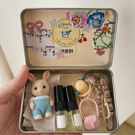 Altoids Wallet Calico Critters, Tin Box Aesthetic, Tin Box Crafts, Calico Critters Aesthetic, Altoids Wallets, Altoid Wallet, Tin Wallet, Wallet Inspiration, Altoids Wallet