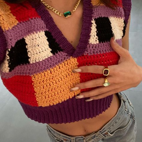 emma chamberlain (@emmachamberlain) • Instagram photos and videos Emma Chamberlain, Sweater Vest, Crochet, On Instagram, Instagram