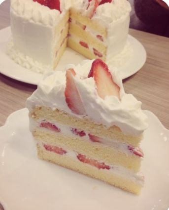 Strawberry Japanese Cake, Japanese Strawberry Cake, Strawberry Shortcake Food, Postres Aesthetic, Japanese Strawberry Shortcake, Strawberry Shortcake Dessert, Strawberry Sweets, Strawberry Stuff, Strawberry Shortcake Cake