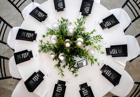 Wedding Tablescapes Round Black And White, White Table Linen With Black Napkin Wedding, Black Napkin Table Setting Wedding, Black White Green Tablescape, Black White And Green Reception, Black White Green Centerpiece, Green And White Table Centerpieces, Green Black And White Wedding Decor, Wedding Table Centerpieces Black And White