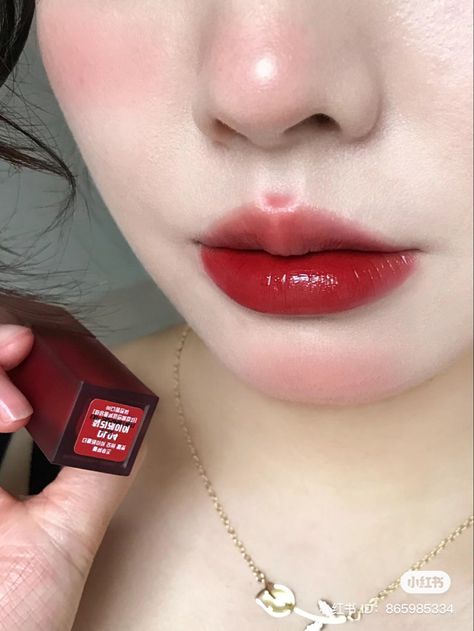 Red Lipstick Korean, Sheer Red Lipstick, Cute Aesthetic Makeup, Red Ombre Lips, Cherry Red Lipstick, Chinese Makeup, Korea Makeup, Ombre Lips, Ethereal Makeup