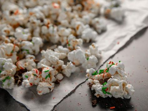 Pioneer Woman White Chocolate Popcorn, Pioneer Woman Christmas White Chocolate Peppermint Popcorn, Peppermint Popcorn Recipe, White Chocolate Peppermint Popcorn, Peppermint Popcorn, White Chocolate Popcorn, Christmas Popcorn, White Chocolate Peppermint, Popcorn Recipe