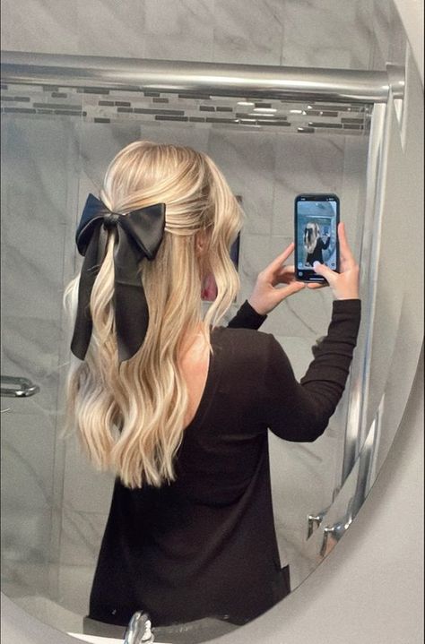 Hair Styles For A Dance Schools, Hairstyles With White Bow, Straight Hair Bow Hairstyle, Christmas Hairstyles With Bow, Large Bow Hairstyle, Easy Hairstyles With Bow, One Bow Hairstyles, Half Up Half Down Outfit, Hairstyles With Big Bow