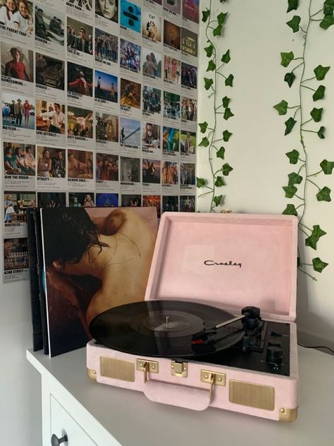 20 Essential Indie Aesthetic Room Ideas & Decor Inspiration | Displate Blog Indie Aesthetic Room Ideas, Record Player Room, Crosley Record Player, Indie Aesthetic Room, Crosley Cruiser, Vinyl Record Player, Indie Aesthetic, Record Player, Aesthetic Room