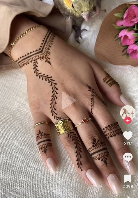 Keffiyeh Henna Design, Henna Facil, Hena Tato Desain Hand, Really Simple Henna Designs, Modele Henna Simple, Henna Designs Y2k, Henna Designs Moroccan, Short Henna Designs, Henna Main Simple