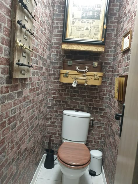 Harry Potter Bathroom Decor Ideas, Harry Potter Prefects Bathroom, Harry Potter Toilet Ideas, Harry Potter Inspired Bathroom, Harry Potter Theme Bathroom, Pub Bathroom Ideas, Harry Potter Themed Bathroom, Lotr Bathroom, Harry Potter Basement