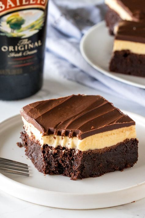 These fudgy, boozy Baileys brownies are the perfect grown-up dessert. With a layer of Irish cream frosting and Irish cream ganache on top! #baileys #brownie #irishcream #christmas #adult #easy #stpatricks #holidays #dessert #recipe from Just So Tasty Ganache Cookies, Cookies Japanese, Baileys Brownies, Baileys Irish Cream Frosting, Bailey Brownies, Brownies Homemade, Irish Cream Frosting, Baileys Irish Cream Recipes, Cookies Sandwich