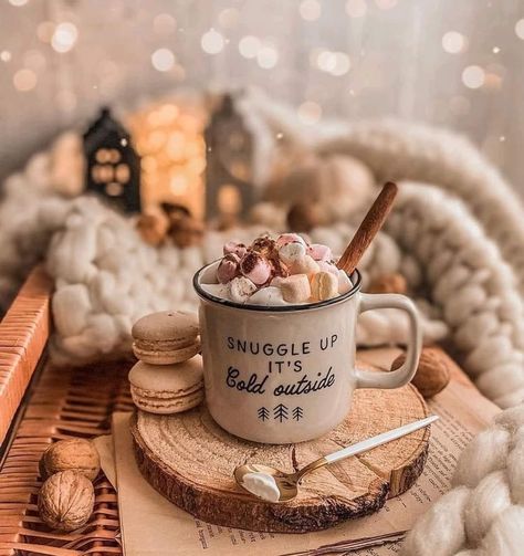 Cozy Christmas Aesthetic, Aesthetic Holiday, Mug Photo, Hygge Christmas, Gingerbread Latte, Winter Coffee, Chocolate Caliente, Christmas Feeling, Coffee Cozy