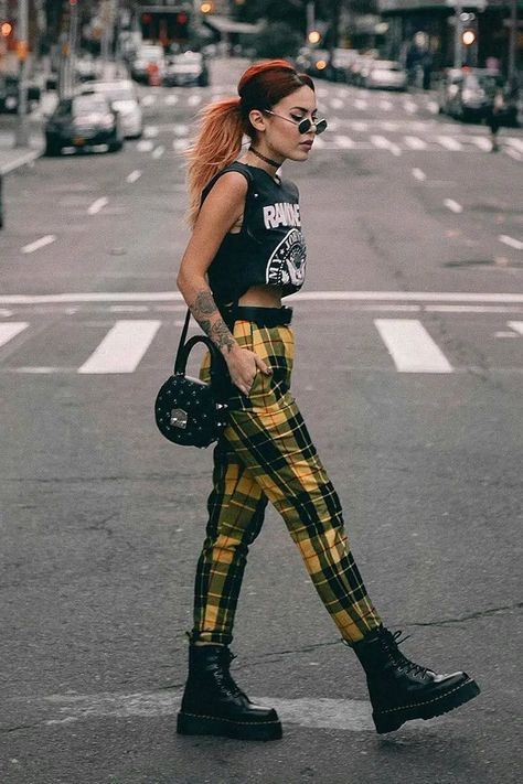 38 Street Style Grunge Looks to Wear Right Now - Ninja Cosmico Dr Martens Fashion, Stile Punk Rock, Grunge Looks, Moda Grunge, Punk Style Outfits, Dr Martens Outfit, Estilo Hipster, Moda Do Momento, Look Grunge