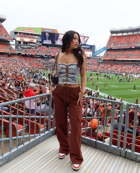 Football Wags Outfits, Cold Football Game Outfit, Wags Outfits, Nfl Wags, Gameday Outfits, Football Wags, Female Outfits, Game Outfit, Football Game Outfit