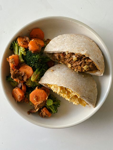 scrambled egg sauted canned tuna pita wrap veggie on the side Tuna Wrap, Workout Meals, Pita Wrap, Tuna And Egg, Pita Pockets, Pitta Bread, Egg Wrap, Canned Tuna, Scrambled Egg