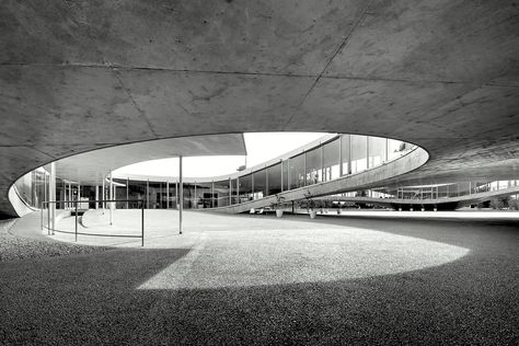 EPFL Rolex Learning Center - Lausanne / SANAA ARCHITECTS Saana Architects, Sanna Architecture, Sanaa Architects, Circular Ramp Architecture, Extreme Architecture, Rolex Learning Center, Educational Center Architecture, Sudano Sahelian Architecture, Music Center Architecture Concept