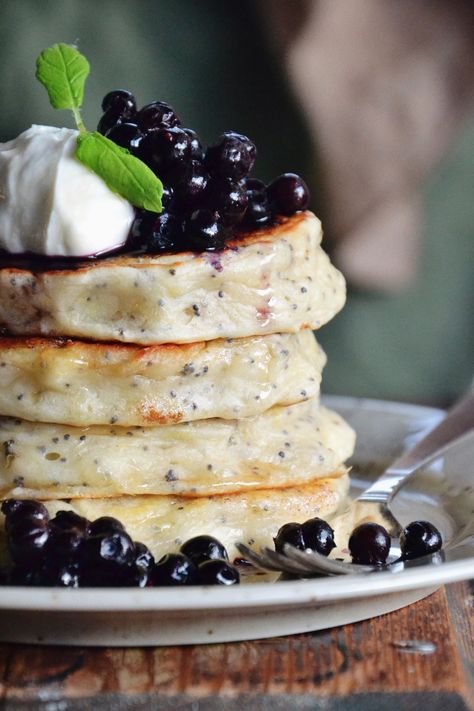 Tjocka Citron- och Vallmopannkakor - Primavera Content Citron Recept, Power Foods, Food Tasting, Bagan, Buttermilk, Blueberries, Food Inspiration, Love Food, Breakfast Brunch