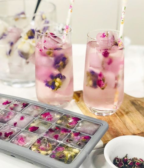 Christmas Tapas, Drink Essentials, Flowers In Ice, Tapas Ideas, Floral Ice Cubes, Dessert Table Ideas, Flower Ice Cubes, How To Make Pink, Flavored Ice Cubes