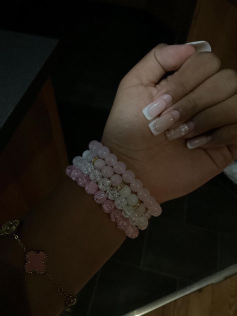 Pink And White Beaded Bracelets, Aesthetic Bracelet Pictures, Crackle Beads Bracelet, Pink Bracelet Stack, Comfy Bracelets, Bracelet Ideas Glass Beads, Bead Bracelets Aesthetic, Glass Bead Bracelet Ideas, Pink Charm Bracelet