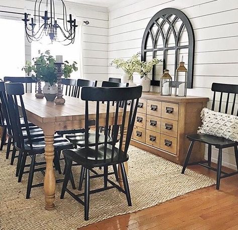 Lighting Fixtures Dining Room, Farmhouse Style Dining Room, Dining Light Fixtures, Dining Room Simple, Farmhouse Dining Rooms Decor, Black Chairs, Dining Room Light Fixtures, Dining Room Interiors, Dining Room Inspiration