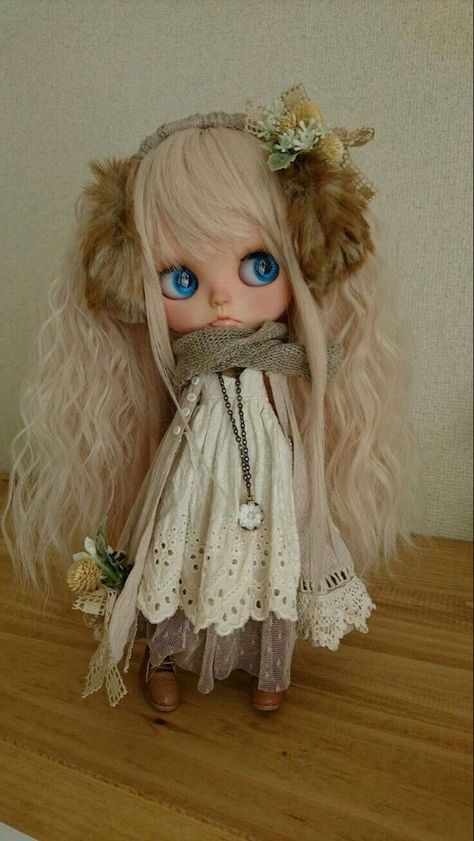 Ivory Outfit, Blythe Doll Dress, Blythe Dress, Blythe Clothes, Creepy Dolls, Pretty Dolls, Doll Hair, Doll Sets, Ooak Dolls