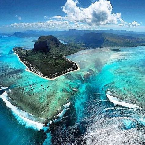 Illusion of an underwater waterfall in Mauritius by thenatureposts Mauritius Island, Beautiful Places On Earth, Incredible Places, Natural Phenomena, Tourist Destinations, Mauritius, Indian Ocean, Amazing Nature, Natural Wonders