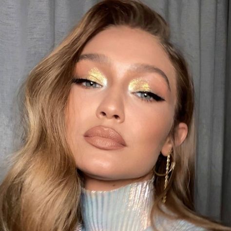 The best spring 2023 makeup trends from fashion week | Glamour UK Gigi Hadid Makeup, Christmas Party Makeup, Silvester Make Up, Classic Makeup Looks, Xmas Makeup, Summer Eyeshadow, Golden Eye Makeup, Makeup Looks For Green Eyes, New Year's Makeup