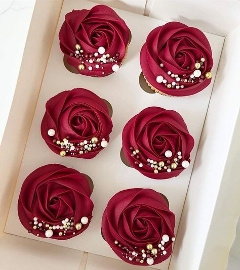 Cheesecake Cupcakes Decoration, Dark Red Cupcakes, Red Roses Cupcakes, Red Cupcake Designs, Red Velvet Cupcakes Decoration, Red Wedding Cupcakes, Cupcakes Decoration Aesthetic, Elegant Cupcake Designs, Red Rose Cupcakes