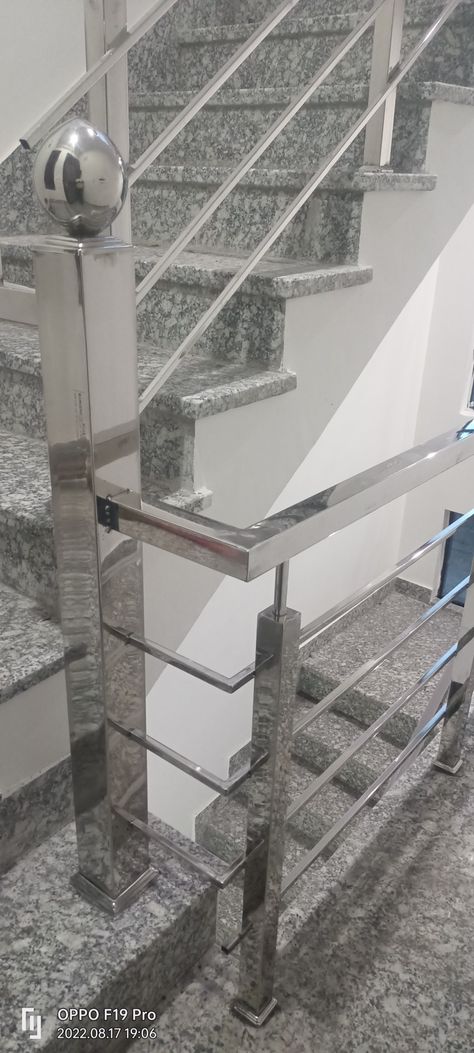 Stainless Handrail, Bench Design Outdoor, Staircase Glass Design, Steel Stairs Design, Room Paint Designs, Bad Room Design, Balcony Glass Design, Indoor Railing, Main Gates