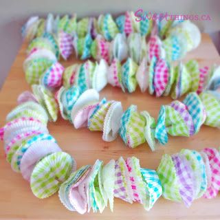 DIY Cupcake Wrapper Bunting Tutorial Cupcake Garland, Birthday Photo Background, Bunting Tutorial, Bunting Diy, Kids Party Crafts, Diy Cupcake, Cupcake Wrapper, Girly Decor, Garland Diy