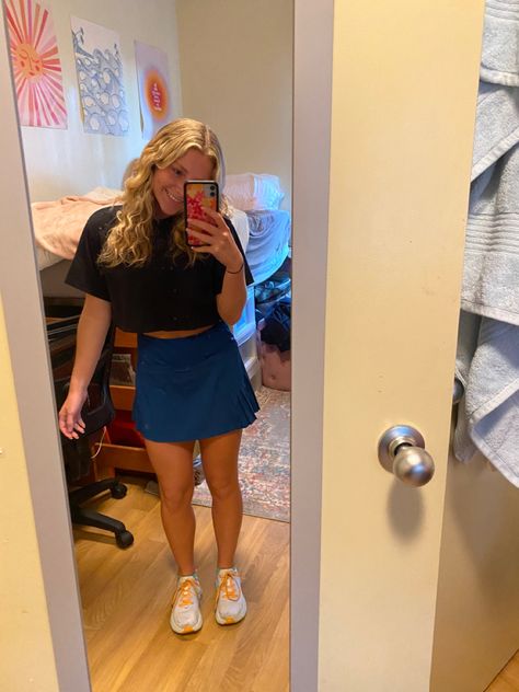 Walking To Class Outfit, Activewear Skirt Outfit, Athletic College Outfits, White Hokas Outfit, College Class Fits, Lululemon Skirt Outfit Ideas, Simple Back To School Outfits, Lulu Skirt Outfit, Lululemon Skirt Outfit