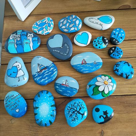 Sea Stones Decoration, Nature Painted Rocks, Sea Rock Painting, Blue Painted Rocks, Drawing On Stones, Stones Drawing, Diy Crafts Decor, Marine Decor, Sea Stones