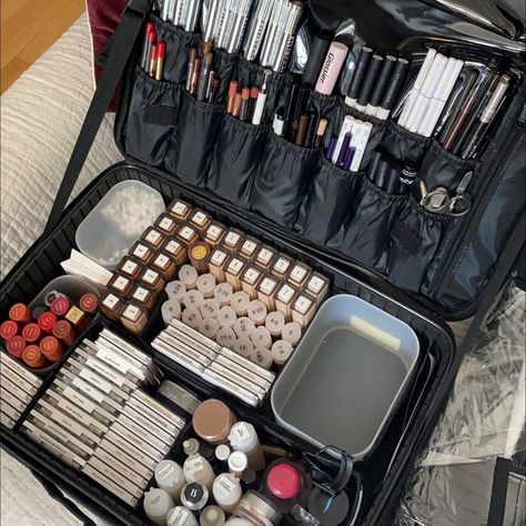 Harriet Hadfield on Instagram: “The best kind of make over! 😊⁠Who wants a tour? ⁠⠀ #mua #makeupartist #assisting, #inthekit #setbag,#muacourse #promua #proartist…” Makeup Kit Set Up, Mua Kit Organization, Professional Mua Kit, Pro Makeup Artist Kit, Mua Makeup Kit, Makeup Artist Work Station, Make Up Artist Aesthetic, Makeup Kit Aesthetic, Mua Essentials