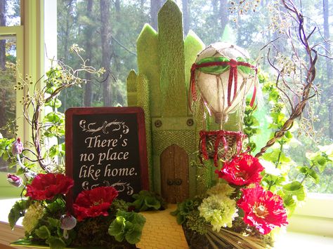 Wizard of Oz centerpiece Emerald City Party, Oz Decorations, Wizard Of Oz Emerald City, Wizard Of Oz Decor, Disney Parties, Hot Air Balloon Wedding, Wild West Party, Halloween Ball, Spring Formal