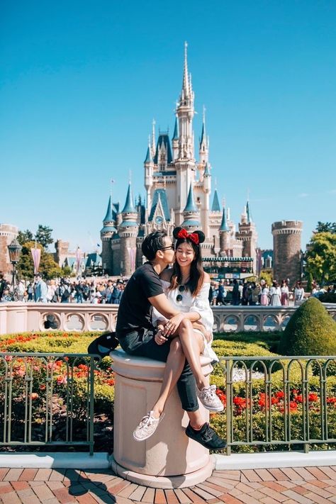 Disneyland Couples Outfits, Disneyland Couples Pictures, Japan Shibuya, Disney Poses, Tokyo Harajuku, Disneyland Photography, Tokyo Photos, Disney Engagement, Disney Tokyo