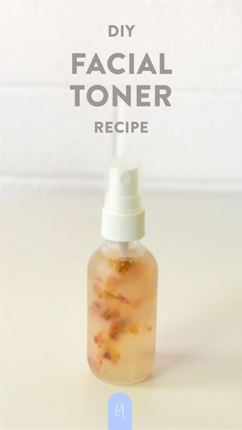 What could be better than making your own refreshing toner from the comfort of your own home? Try this DIY facial toner recipe! Diy Facial Toner Anti Aging, Diy Toner Face, Facial Toner Recipe, Diy Toner, Homemade Facials, Diy Facial, Natural Cleanser, Diy Remedies, Glass Spray Bottle