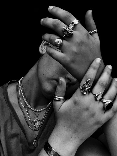 Jewellery photo-shooting ideas at home, black and white. Black Male Jewelry Aesthetic, Mens Jewelry Photoshoot, Mens Jewelry Photography, Home Photoshoot Ideas Men, Gems Photoshoot, Ring Photoshoot Ideas, Jewellery Photoshoot Ideas, Ring Photoshoot, Rings Photography