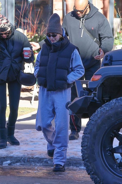 Hailey Bieber Style Hailey Bieber Outfits Street Style, Aspen Outfit Winter, 2023 Hailey Bieber, Lauren Perez, Hailey Bieber Street Style, Hayley Bieber, Hailey Bieber Outfits, Winter Street Style, Hailey Rhode