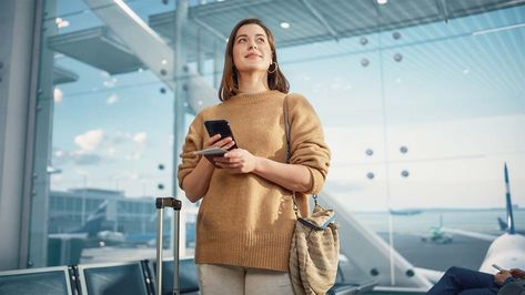 4 Smart Tips for Saving Money on Last Minute Holiday Travel Airport Logo, Last Minute Travel Deals, People Fly, Airport Terminal, Smiling Woman, Airports Terminal, Car Rental Company, Hotel Price, Booking Flights