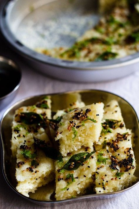 instant rava dhokla Khaman Recipe, Street Food India, Khaman Dhokla, Dhokla Recipe, Indian Appetizers, Healthy Snack Options, Indian Breakfast, Gujarati Recipes, Tea Time Snacks