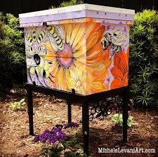 Imagine the lucky colony that lives here! - Honey Bee Suite Painted Bee Hives, Bee Hives Boxes, Beehive Art, Langstroth Hive, Bee Hive Plans, Bee Houses, Backyard Bee, Raising Bees, Bee Painting