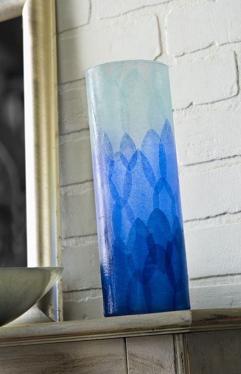 Create a beautiful DIY ombre pattern on a vase using tissue paper and Mod Podge. Such an easy way to update a plain glass piece, and makes a great gift! Mod Podge Glass, Interior Simple, Mod Podge Crafts, Foto Transfer, Diy Ombre, Genius Ideas, Vase Crafts, Quick Crafts, Diy Spring