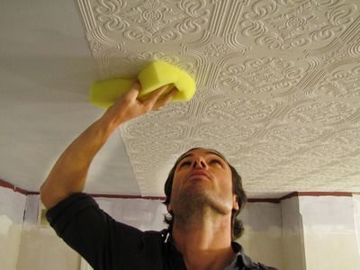 How to wallpaper your ceiling....I think beadboard style wallpaper would look great on a ceiling! Wallpaper Ceiling, Diy Ceiling, How To Hang Wallpaper, Tin Ceiling, Ceiling Tiles, The Ceiling, Remodel Bedroom, Cool Stuff, Textured Wallpaper