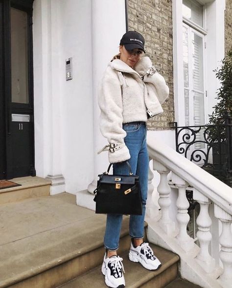 " 	 2018 Trend Style: What to Wear With Chunky Sneakers" White Chunky Sneakers Outfit, Dad Shoes Outfit, Chunky Sneakers Outfit, Sneaker Outfit Fall, Winter Sneakers Outfit, Black Jacket Hoodie, Trainers Outfit, Yellow Mini Dress, Mode Chanel