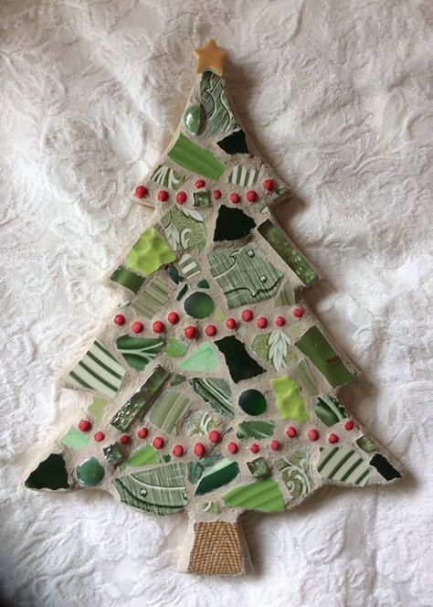 Mosaic Christmas Tree Ideas, Mosaic Christmas Ideas, Mosaic Ornaments Diy, Christmas Mosaic Ideas, Mosaic Christmas Ornaments, Tile Christmas Tree, Mosaic Christmas Tree, Mosaic Ornaments, Broken China Crafts