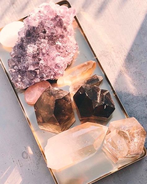 4 beneficios de los cristales para mejorar tu calidad de vida Crystal Vibes, Crystal Aesthetic, Pretty Rocks, Crystal Magic, Meditation Room, Crystal Meanings, Crystal Decor, Coffee Cafe, Crystal Collection